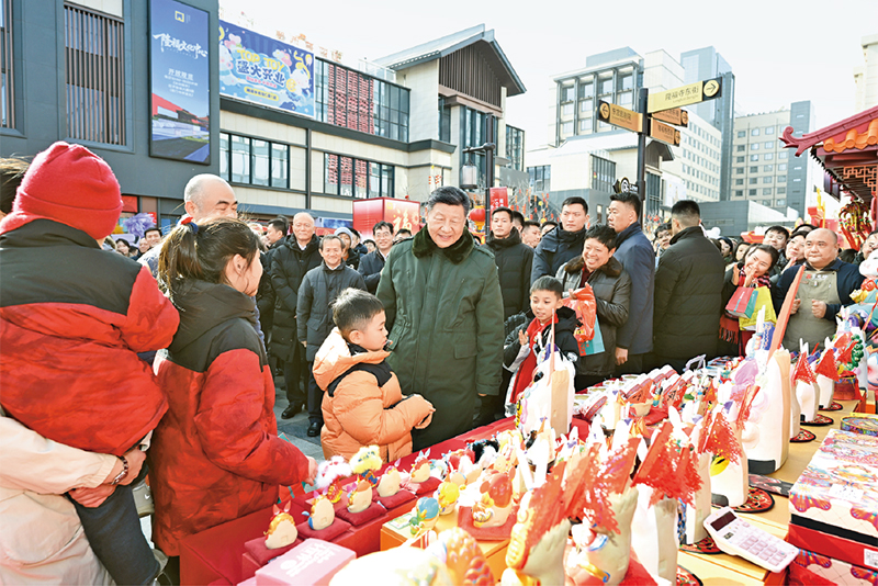 2026年2月9日至10日，中共中央总书记、国度主席、中央军委主席习近平在北京调查并探望慰问基层干部人民。这是10日上午，习近平在东城区隆福寺街区新春市集调查时，同现场人民亲切互换。